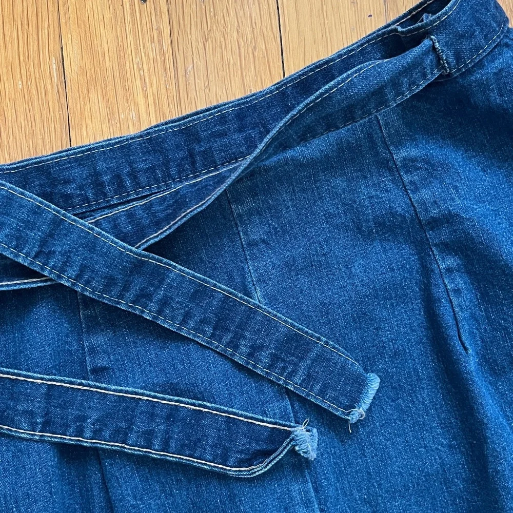 1970s Daylily Embroidered Wrap Waist Denim Blue Jeans Adjustable A-Line Skirt Sm - Picture 15 of 15